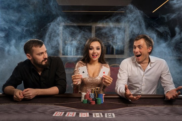 Layar aplikasi binjaitoto menampilkan live casino blackjack dan pilihan game